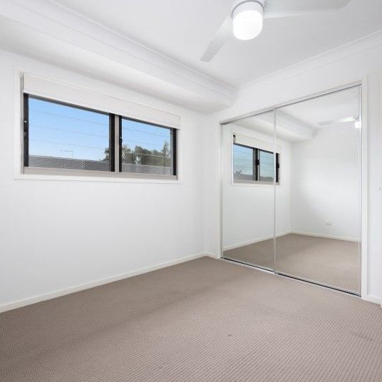 Modern 3 Bedroom Townhouse Available Now - Photo 1