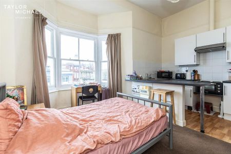 1 bedroom in a house share to rent - Photo 4