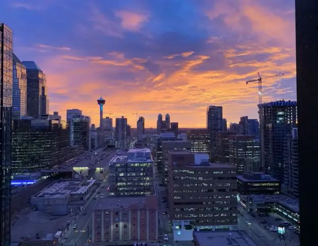 2BED 1BATH, FULLY FURNISHED ALL UTILITIES INC. STUNNING MOUNTAIN AND TOWER VIEWS | 1010 6th St SW, Calgary - Photo 1