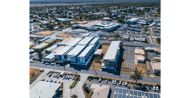 HIGHLY SOUGHT AFTER EXECUTIVE STYLE APARTMENT LOCATED IN THE CENTRE OF TOWN . - Photo 1