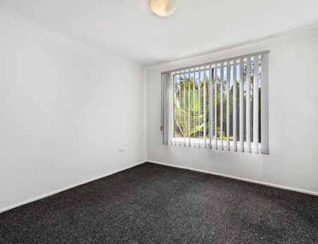 Great location, Opposite train station - Photo 2