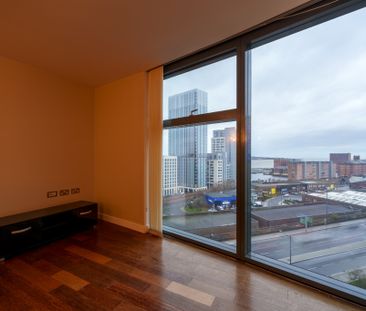 Two-bedroom apartment in the prestigious West Tower, Liverpool - Photo 1