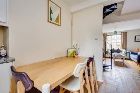 1 bedroom flat in Islington - Photo 3