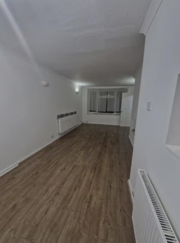 2 bedroom end of terrace house to rent - Photo 2