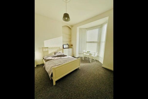 Room in a Shared House, Selhurst Road, SE25 - Photo 1