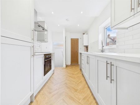 3 bedroom flat to rent - Photo 2