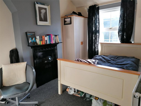 4 bedroom end of terrace house to rent - Photo 2