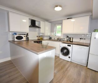 2 bedroom Flat in Flat 8, Leeds - Photo 1