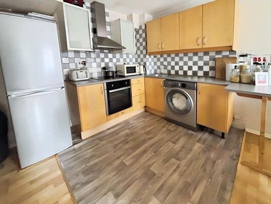 Kelly Close, Shepperton, Surrey, TW17 8RL - Photo 1