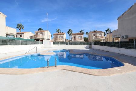 Alquiler Temporada Larga, Chalet independiente Guardamar - Photo 2