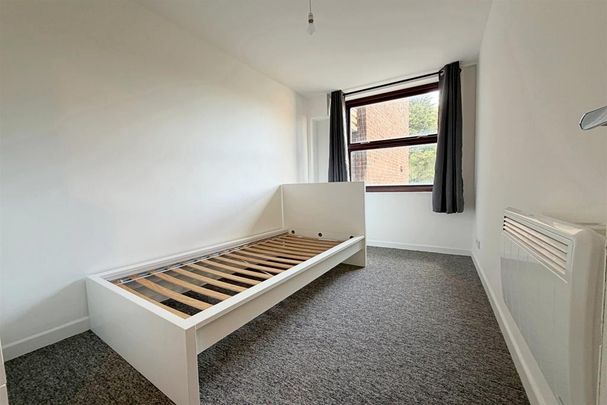 4 bedroom flat to rent - Photo 1