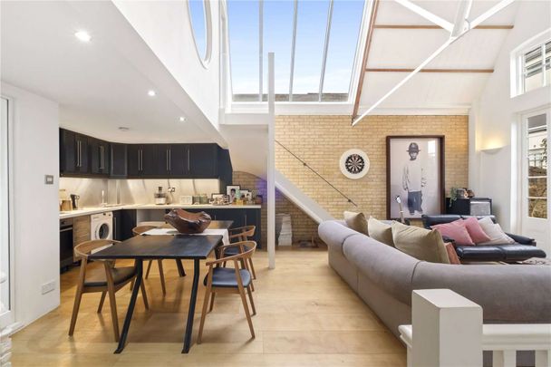 Stylish three bedroom Mews home in the heart of Clapham - Photo 1