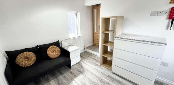 Coventry, CV6 - Photo 2