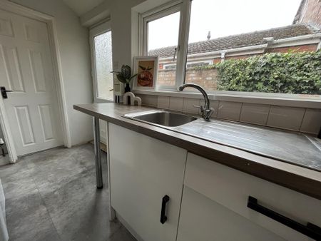 3 bedroom terraced house to rent - Photo 3