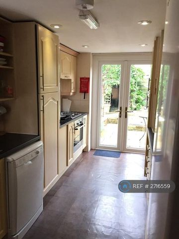 3 bedroom semi-detached house to rent - Photo 3