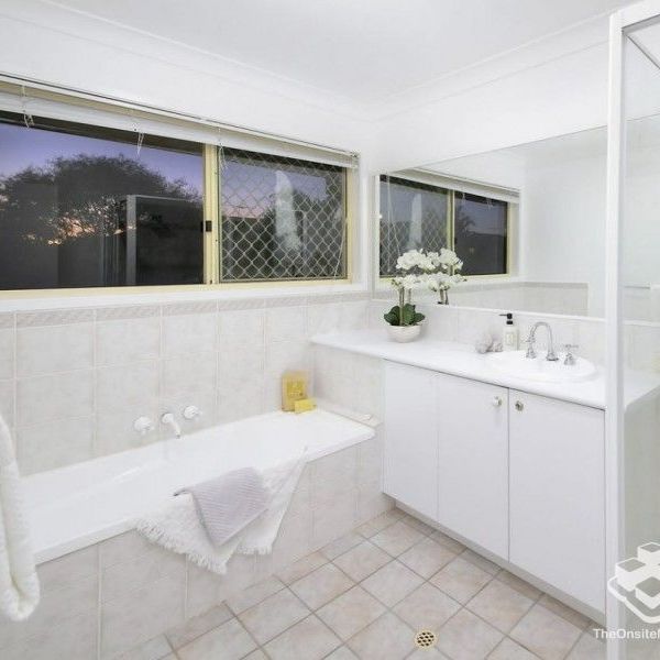 Stunning Family Living in "The Avenue" - Sunnybank Hills Primary Catchment! - Photo 1