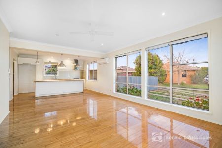 LOW-MAINTENANCE AND CENTRAL CONVENIENCE - Photo 5