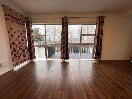 Large family home-Top schools,views,beach and bus - Photo 4