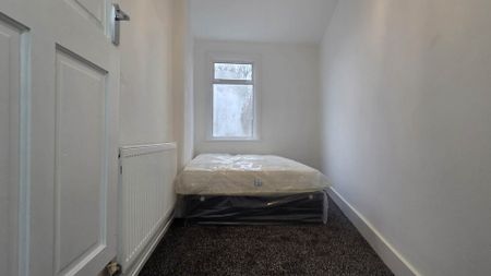 Guide Price £1,900 pcm - Available Now - Part Furnished - Photo 3