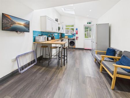 1 bedroom in a house share to rent - Photo 3