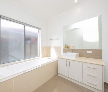 Spacious, Stylish 4-Bedroom Home for Rent - Available 27/11/2025 - Photo 5