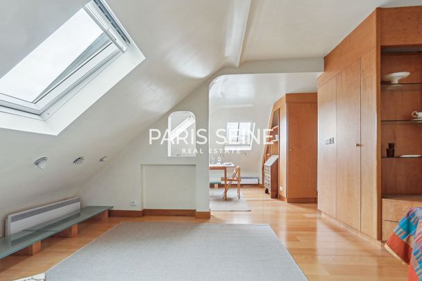 ** Saint-Germain-des-Prés ** Très grand studio lumineux avec vue dégagée ! - Photo 1