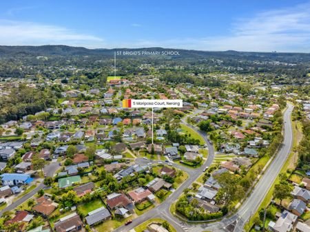 SPACIOUS FAMILY HOME WITH POOL - Photo 2