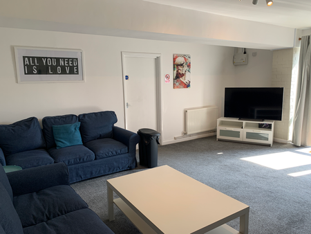 Lovely House Share property minutes from the Train Station Room 11 - Photo 2