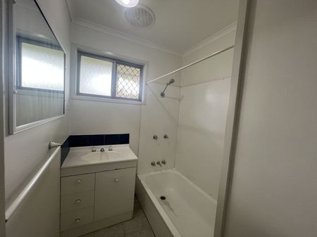 Fully Airconditioned 2 Bedroom Unit Ideally Located to Mt Pleasant Shopping Centre & Schools! - Photo 5