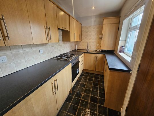 6 Bed - 137 Ash Road, Headingley, Leeds - LS6 3HD - Student - Photo 1