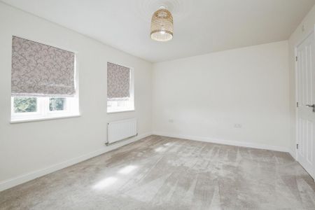 4 bedroom semi-detached house to rent - Photo 5