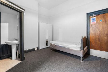 1 bedroom in a house share to rent - Photo 2