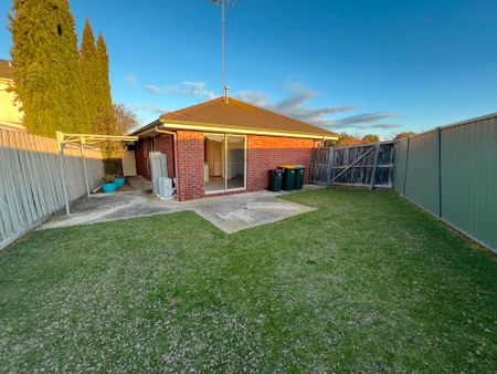 2/5 Arbour Grove, Belmont - Photo 3