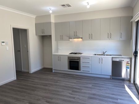 Modern 3 Bedroom Townhouse - Photo 4