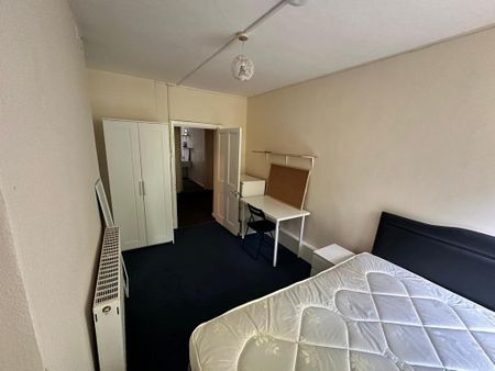 4 bedroom flat to rent - Photo 5