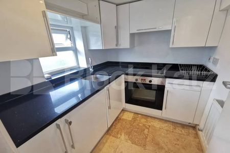 Contemporary two double bedroom flat set on the first floor of a period convers - Photo 4