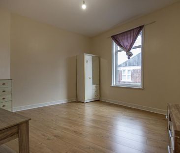 3 bedroom flat to rent - Photo 4