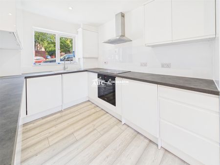 Britten Close, WD6 3HT, Borehamwood - Photo 5