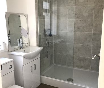 £1,100 PCM, Furnished Two Bedroom Maisonette with Garden in Cymmer ... - Photo 2