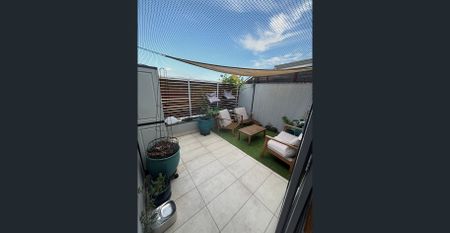 Bright Top-Floor Apartment with Enclosed Patio and Furnishings - Photo 4