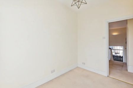 2 bedroom flat in London - Photo 4