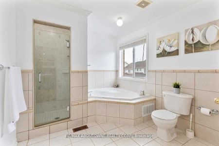 Detached Home For Lease | W9245835 - Photo 2