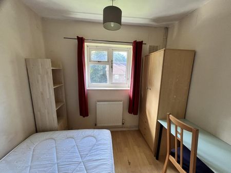 4 bedroom flat to rent - Photo 2