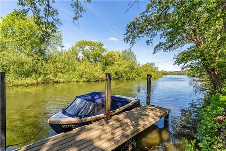 A highly individual, architecturally designed contemporary home set within beautifully landscaped gardens on the Thames riverfront - Photo 5
