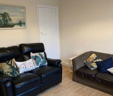 4 bedroom semi-detached house to rent - Photo 2