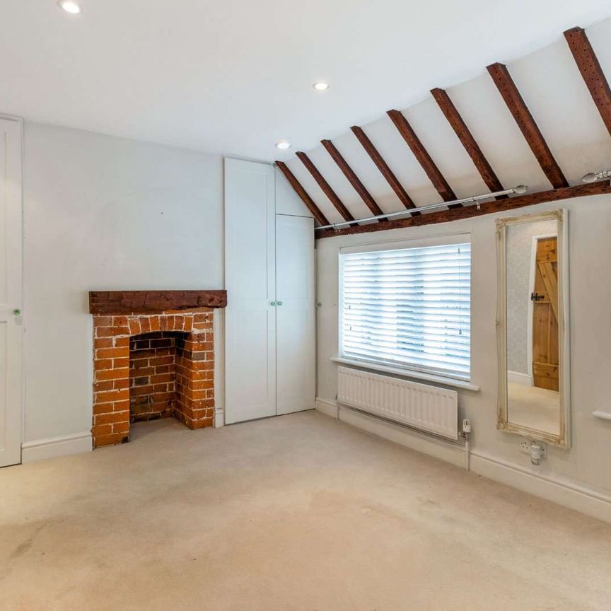 An immaculate two-bedroom cottage located on the Cookham High Street. - Photo 1
