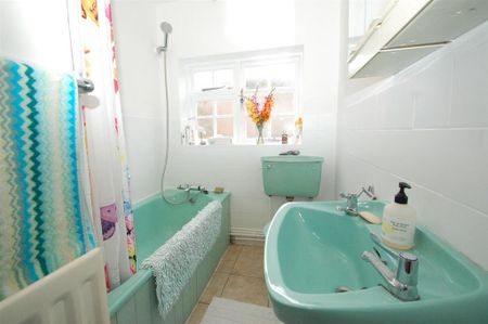 2 bedroom end of terrace house to rent - Photo 2