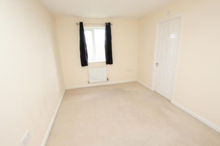 4 bedroom end of terrace house to rent - Photo 3