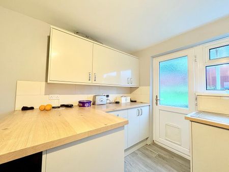 3 bedroom semi-detached house to rent - Photo 3