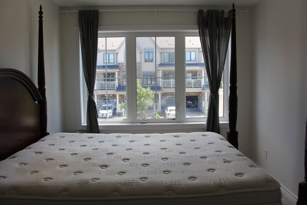 For Lease - 20 Blackpool Lane, East Gwillimbury, Ontario - Photo 1